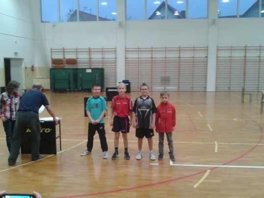Zdj&eogon;cie: Ch&lstrok;opcy zagrali wr&eogon;cz rewelacyjnie!!! 4 Naszych zawodnik&oacute;w (Kuba Brzezik, Wojtek Gabler, Ernest Ciechomski i Bartek Szo&lstrok;kowski) zameldowa&lstrok;o si&eogon; w czo&lstrok;owej &oacute;semce!!! Wojtek, Bartek i Ernest w meczach o czo&lstrok;ow&aogon; czw&oacute;rk&eogon; nie sprostali swoim rywalom, natomiast  &zdot;yciowy sukces odni&oacute;s&lstrok; Kuba, kt&oacute;ry zaj&aogon;&lstrok; 3 miejsce (w meczu o III miejsce pokona&lstrok; 3:0 Banasika z Bogorii, a wcze&sacute;niej 3:1 w &cacute;wier&cacute;finale Zofczaka). Dawno nie by&lstrok;o takiej sytuacji, &zdot;eby a&zdot; czterech zawodnik&oacute;w z jednego klubu stanowi&lstrok;o % &cacute;wier&cacute;fina&lstrok;&oacute;w ? rewelacja! Jasiu Nale&zdot;yty by&lstrok; 17-20, natomiast Rafa&lstrok; Hresiukiewicz 25-32! Brawo ch&lstrok;opaki!!! Teraz trenowa&cacute; trzeba b&eogon;dzie jeszcze ci&eogon;&zdot;ej, aby goni&cacute; tych co jeszcze niedawno byli zupe&lstrok;nie poza zasi&eogon;giem! Vamos Return!