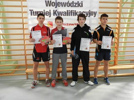 Zdj&eogon;cie: Udany I WTK junior&oacute;w, 2 miejsce Ma&cacute;ka Kotarskiego!Bardzo dobry wyst&eogon;p zaliczyli dzi&sacute; juniorzy UKS Return Piaseczno. Drugie miejsce zaj&aogon;&lstrok; Maciej Kotarski i tym samym zapewni&lstrok; sobie start w I Grand Prix Polski junior&oacute;w. Kotara wygra&lstrok; dzi&sacute; z trudnymi rywalami 3:2 o 16tk&eogon; z Wasiakiem, 3:1 o &oacute;semk&eogon; z Kici&nacute;skim, 3:1 z rozstawionym z jedynk&aogon; Lebrechtem o czo&lstrok;ow&aogon; czw&oacute;rk&eogon;, w p&oacute;&lstrok;finale z Benzefem 3:1 - tym meczem zapewni&lstrok; sobie udzia&lstrok; w 1 GPP! W finale Kotara prowadzi&lstrok; 2:0 z Kurowskim z Siedlec, jednak da&lstrok; sobie wydrze&cacute; wygran&aogon; w pi&eogon;ciu setach. Do czo&lstrok;owej &oacute;semki wszed&lstrok; r&oacute;wnie&zdot; Krzysztof Bieniek. Na miejscach 13-16 uplasowali si&eogon; Dominik Borowski i Rafa&lstrok; Sztuka. Najs&lstrok;abszy wyst&eogon;p zaliczy&lstrok;, najwy&zdot;ej rozstawiony z piaseczy&nacute;skich junior&oacute;w, Cezary D&eogon;bski (6), kt&oacute;ry niespodziewanie przegra&lstrok; o... 16tk&eogon; z Selerskim. SERDECZNIE GRATULUJEMY DOBRYCH WYST&Eogon;P&Oacute;W, a Ma&cacute;kowi &zdot;yczymy powodzenia w Brzegu Dolnym!